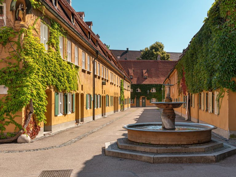 „Augsburg: Fuggerei“ von Jorge Franganillo, CC BY 2.0